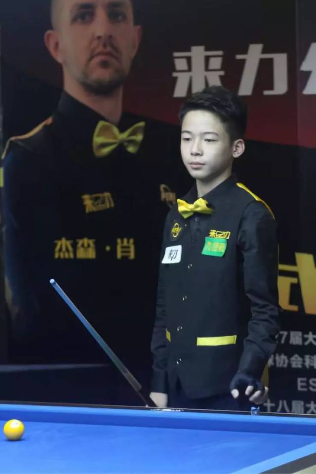 笑着将其戴